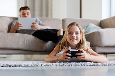 平板电脑技术躺下躺上图片-平板电脑技术躺下躺上素材-平板电脑技术躺