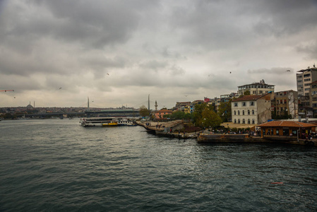 多云天气下清真寺的桥景..海前景观伊斯坦布尔历史部分，土耳其名城..旅游伊斯坦布尔城市景观..土耳其伊斯坦布尔景观。