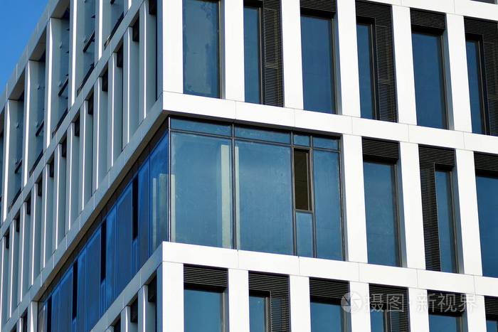 有许多公寓的现代家庭.