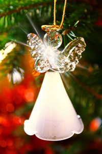 圣诞树上的玩具玻璃天使装饰