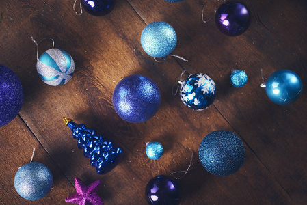 圣诞节背景。设置与许多不同的蓝色和紫色的鲍布在深色木板上。圣诞节准备概念