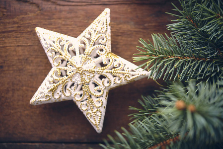 圣诞节背景与杉树，小白色星星在木板上。