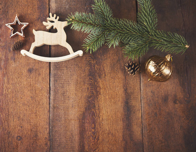 圣诞节背景。在木板上装饰树木