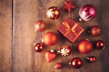 圣诞节背景。许多红色的老式鲍布，礼品盒和杉树在黑暗的木板上。圣诞节概念