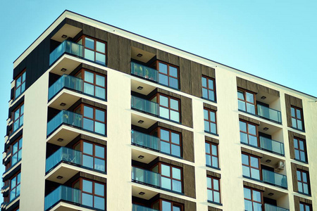 有窗户和阳台的建筑立面的碎片.有许多公寓的现代家庭.照片