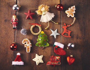 圣诞节背景。在深色木板上设置了许多不同颜色的鲍布和玩具。圣诞节准备概念