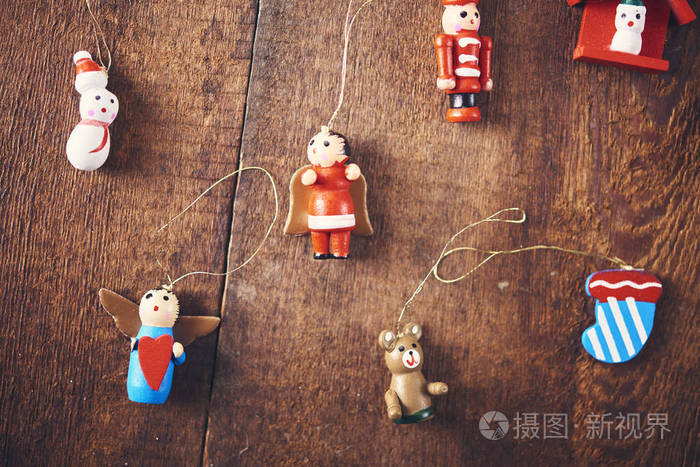 圣诞节背景。在深色木板上放置了许多不同颜色的小玩具。圣诞节准备概念