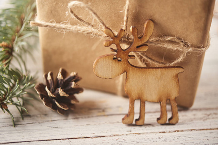 白色木板上的圣诞鹿和礼品盒的近景