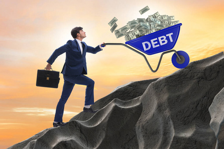 商人推手推车上山债务贷款概念
