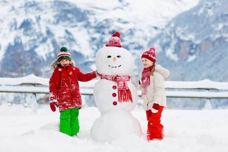 堆雪人的雪包孩子们堆雪人.孩子们造雪人.