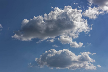 蓝色的夏日天空，阳光照耀着白色的积云