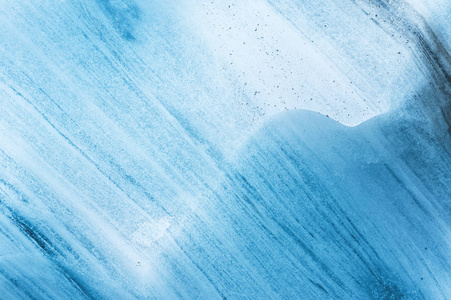 一个有着数百年历史的冰川的近挡墙, 有条纹和气泡的结构。冰蓝色光纹理