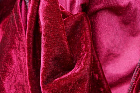 由皱褶丝绸服装制成的红色织物质地
