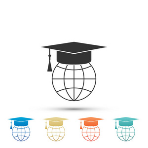 在白色背景上隔离的地球图标上的毕业帽。世界教育标志。在线学习或电子学习概念。在彩色图标中设置元素。扁平设计。矢量插图