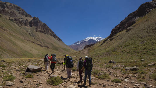 一群游客走向阿根廷门多萨省阿孔卡瓜省公园的阿孔卡瓜山。