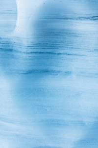 一个有着数百年历史的冰川的近挡墙, 有条纹和气泡的结构。冰蓝色光纹理