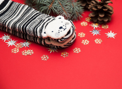 红色背景上的圣诞袜子和装饰品。