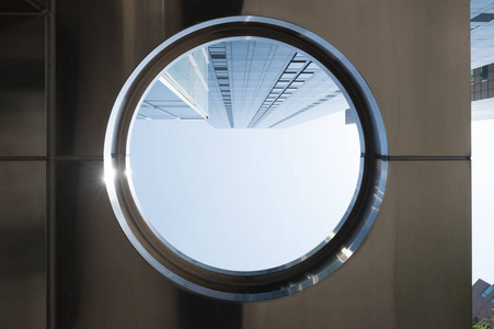 城市里有现代化建筑的圆形窗户照片
