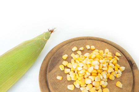 玉米在玉米棒壳有机食品的自然背景