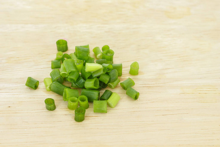 绿色葱切韭菜自然食品木切板背景