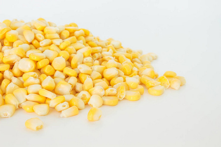 白色背景下的玉米堆有机食品性质