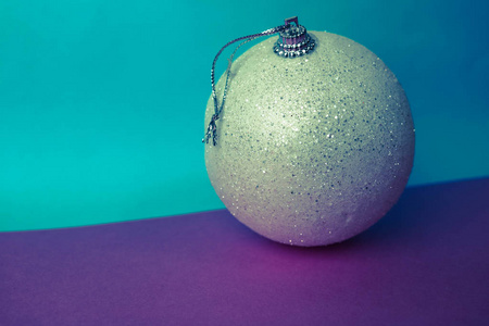小圆形玻璃塑料冬季优雅闪亮装饰美丽的圣诞节圣诞舞会, 圣诞玩具贴在蓝色背景上的火花