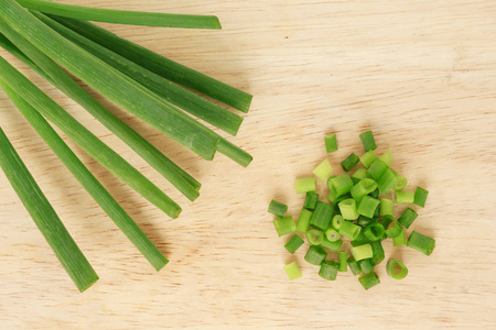 绿色葱切韭菜自然食品木切板背景