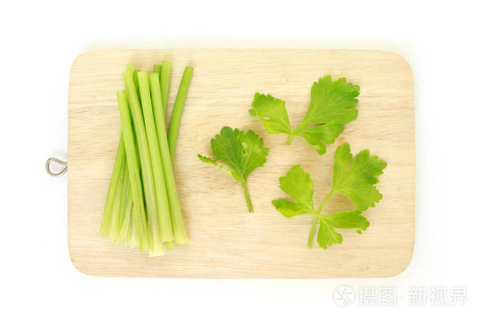 芹菜叶柄蔬菜有机食品健康天然砧板白色背景