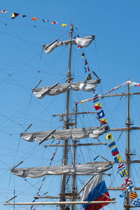 帆船在蓝天上的木制桅杆。
