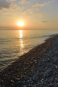 伊梅雷蒂湾海面上的日落。 俄罗斯