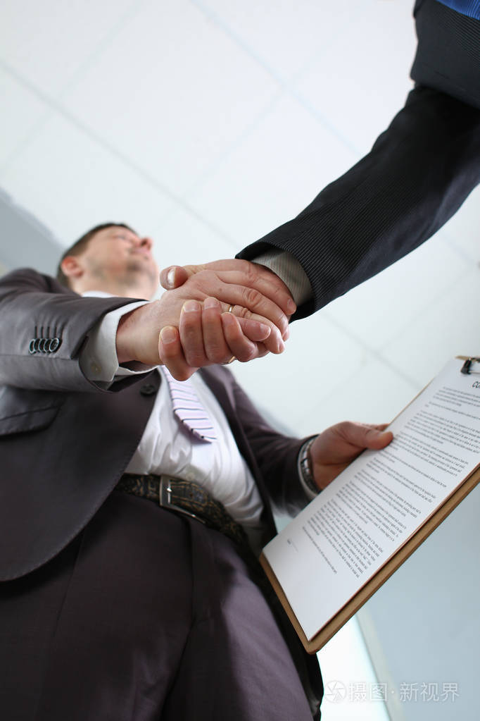 穿着西装的男人握手作为办公室你好