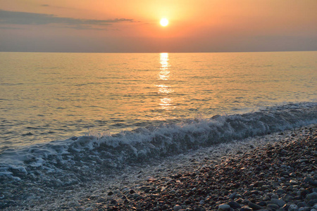 伊梅雷蒂湾海面上的日落。 俄罗斯