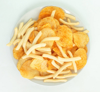 快餐或垃圾食品在白色盘子顶部看不吃健康。