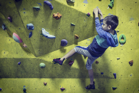 室内运动的小男孩图片