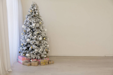 圣诞树装饰室内白色房间新年礼物假期