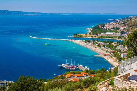 Omis Dalmatia Croatia附近的小村庄模仿和海滩