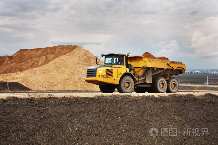 职业卡车自卸卡车装载在道路上的沙子
