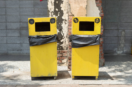 两个黄色城市垃圾桶