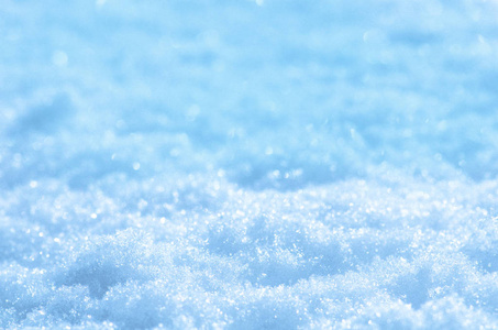 蓝色色调的雪质地。 白雪的纹理。 有积雪的冬季背景