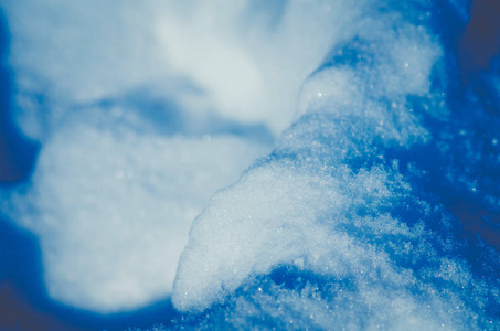 白色雪花的雪背景。 雪背景接近