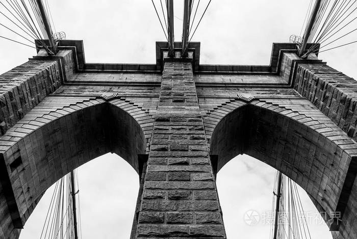 布鲁克林大桥柱子对称黑白两色