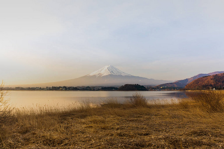 富士山在日本Kawaguchiko湖日出。