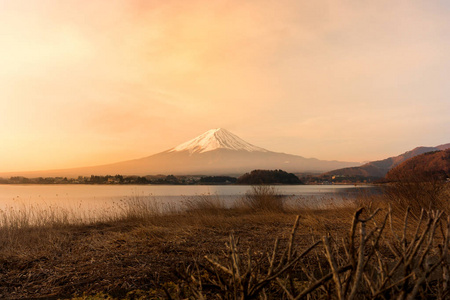 富士山在日本Kawaguchiko湖日出。