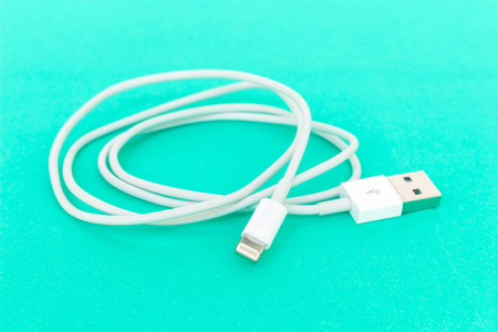 绿色背景下的USB电缆端口充电器