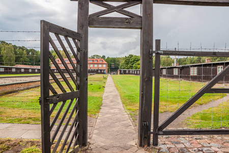 与鬼女孩二战期间在法国奥拉杜尔岛被毁的房屋奥斯威辛集中营,栅栏