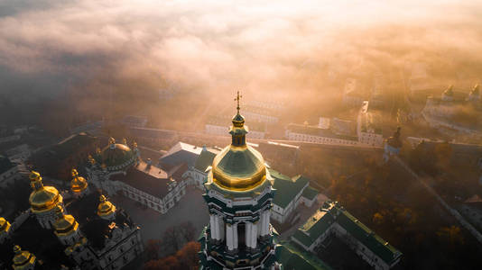 黎明时分基辅 pechersk lavra 的鸟图和背景中的浓雾覆盖着这座城市