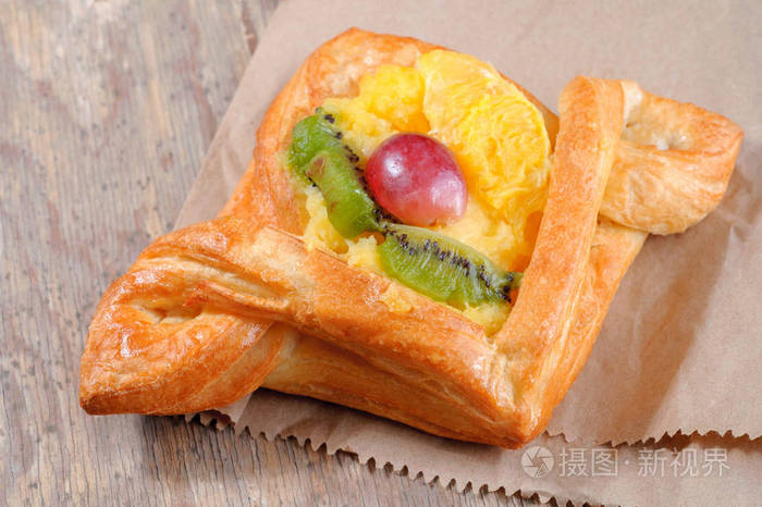 甜的面包有橙色的猕猴桃和葡萄
