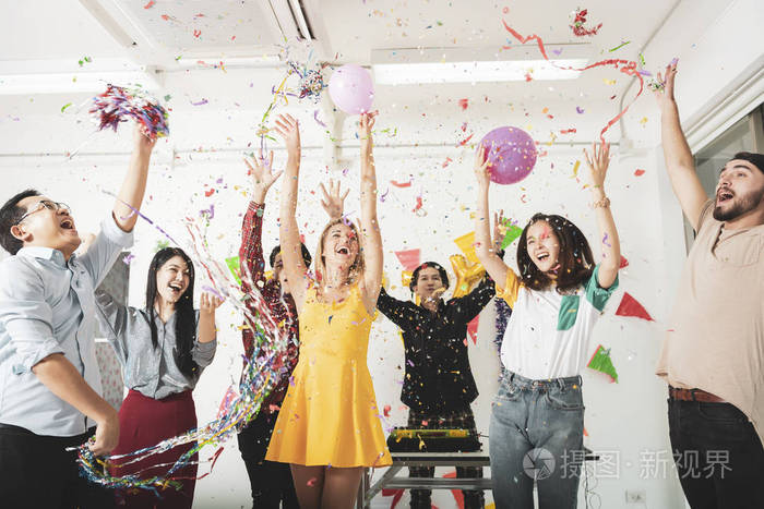 一群朋友在晚上参加有趣的聚会. 庆祝新年和圣诞节.