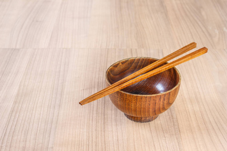 碗和筷子木制在桌子上。
