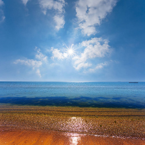 阳光明媚的夏日炎炎的大海